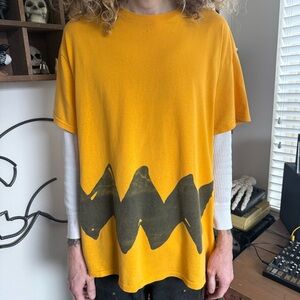 2015 Charlie Brown Yellow and Black Zig Zag Peanuts Cotton Tee ~ Size XL